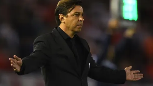 El DT de River tuvo que dirige desde un palco en Tigres 2- River 2. (FOTO: Diego Haliasz - Prensa River)