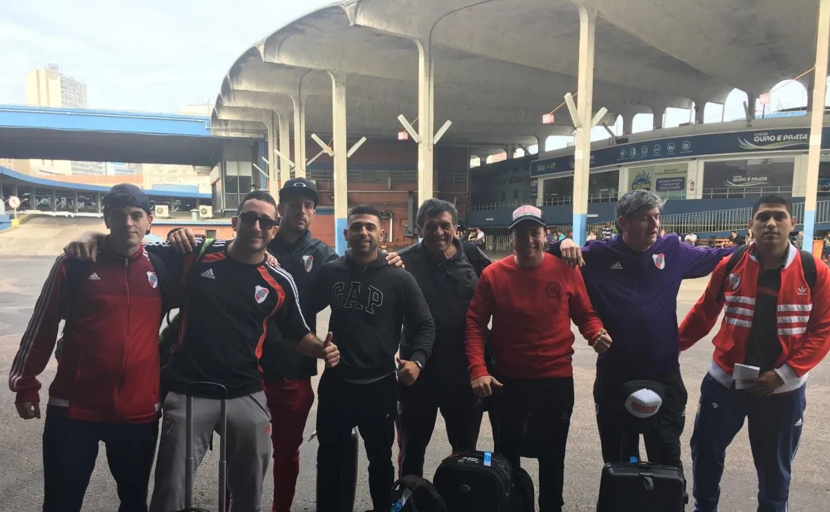 Decenas de hinchas llegaron esta mañana a la estación Rodoviaria Central. (FOTO: LPM)