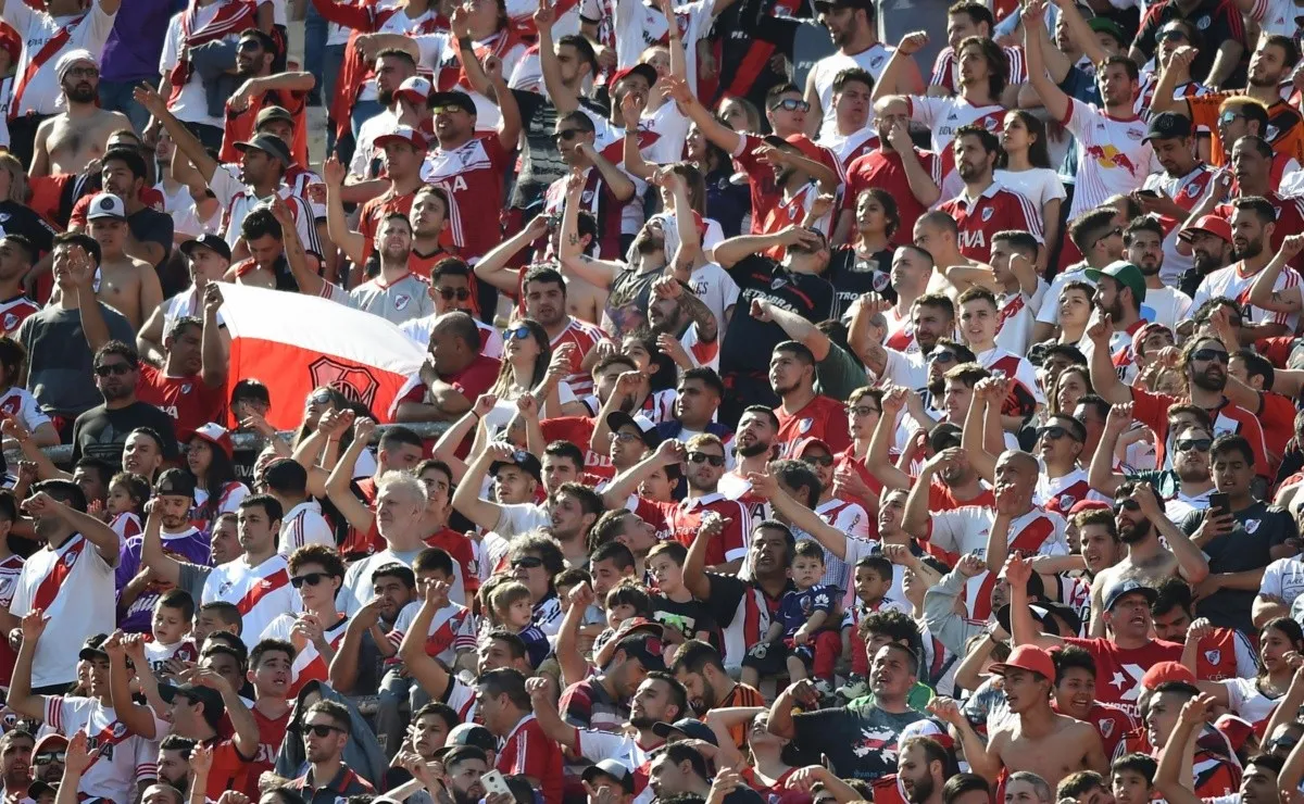 ILUSIÓN MÁXIMA. Cuatro mil hinchas de River acompañarán al equipo en Brasil, y las puertas del estadio abrirán a las 18:45