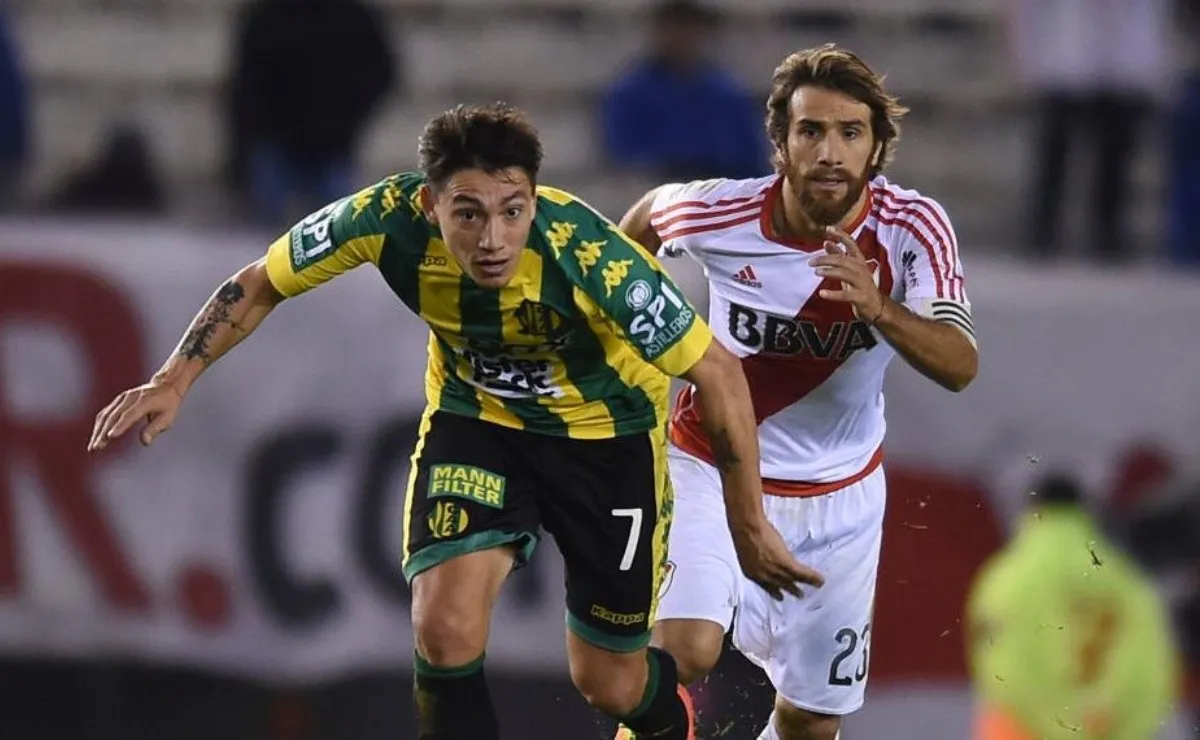 Leonardo Ponzio marcando a Pablo Lugüercio.