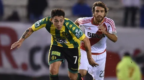 Leonardo Ponzio marcando a Pablo Lugüercio.