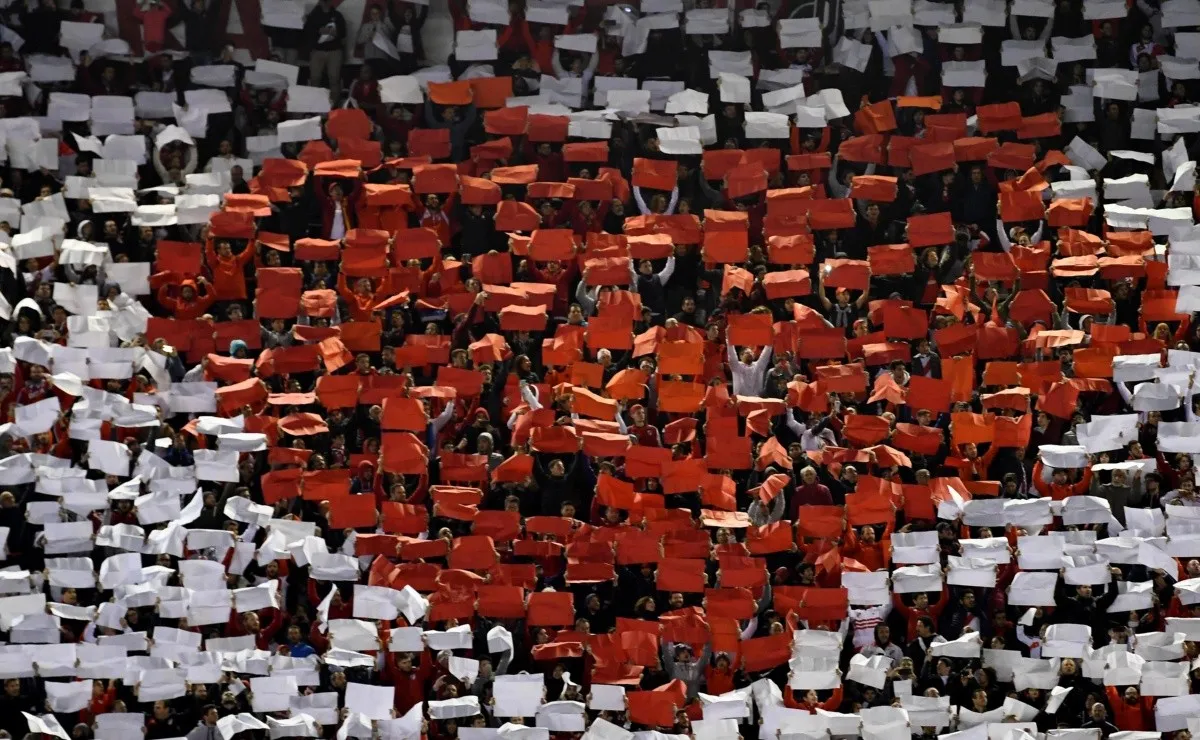 Dos corazones rojos ilustraron el mosaico con la leyenda "MG", en reconocimiento a Gallardo. (FOTO: Getty)