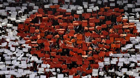 Dos corazones rojos ilustraron el mosaico con la leyenda "MG", en reconocimiento a Gallardo. (FOTO: Getty)