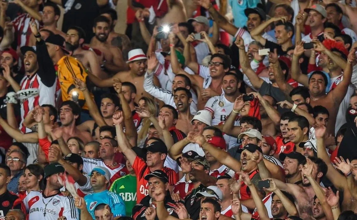 Los hinchas de River alientan siempre con el corazón.