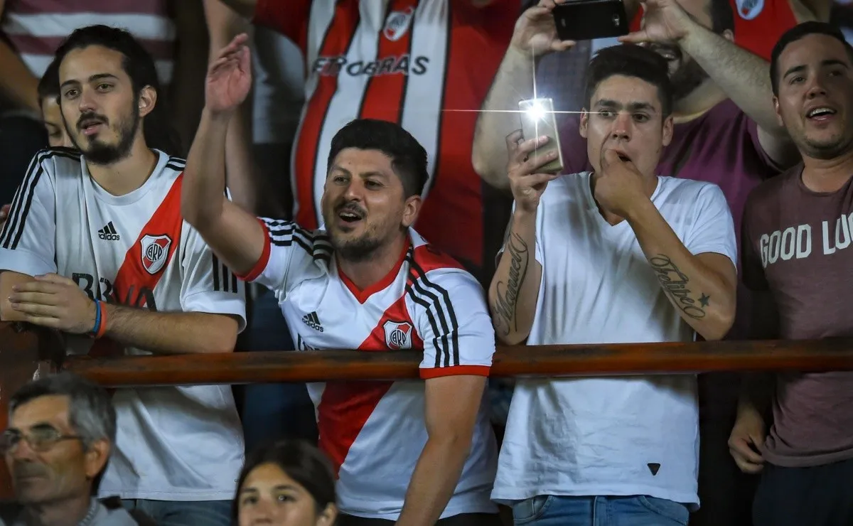 Los hinchas de River ya comenzaron a acercarse al Cementerio de los Elefantes.