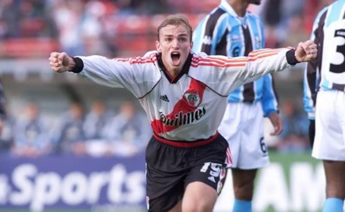 Esteban Cambiasso celebra un tanto ante Gremio en 2001.