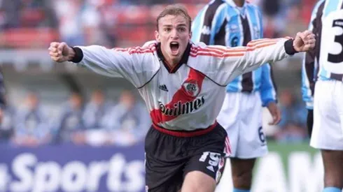 Esteban Cambiasso celebra un tanto ante Gremio en 2001.