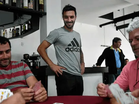 Dame un sanguchito, Nacho: Scocco atendió el buffet de su club en Hughes