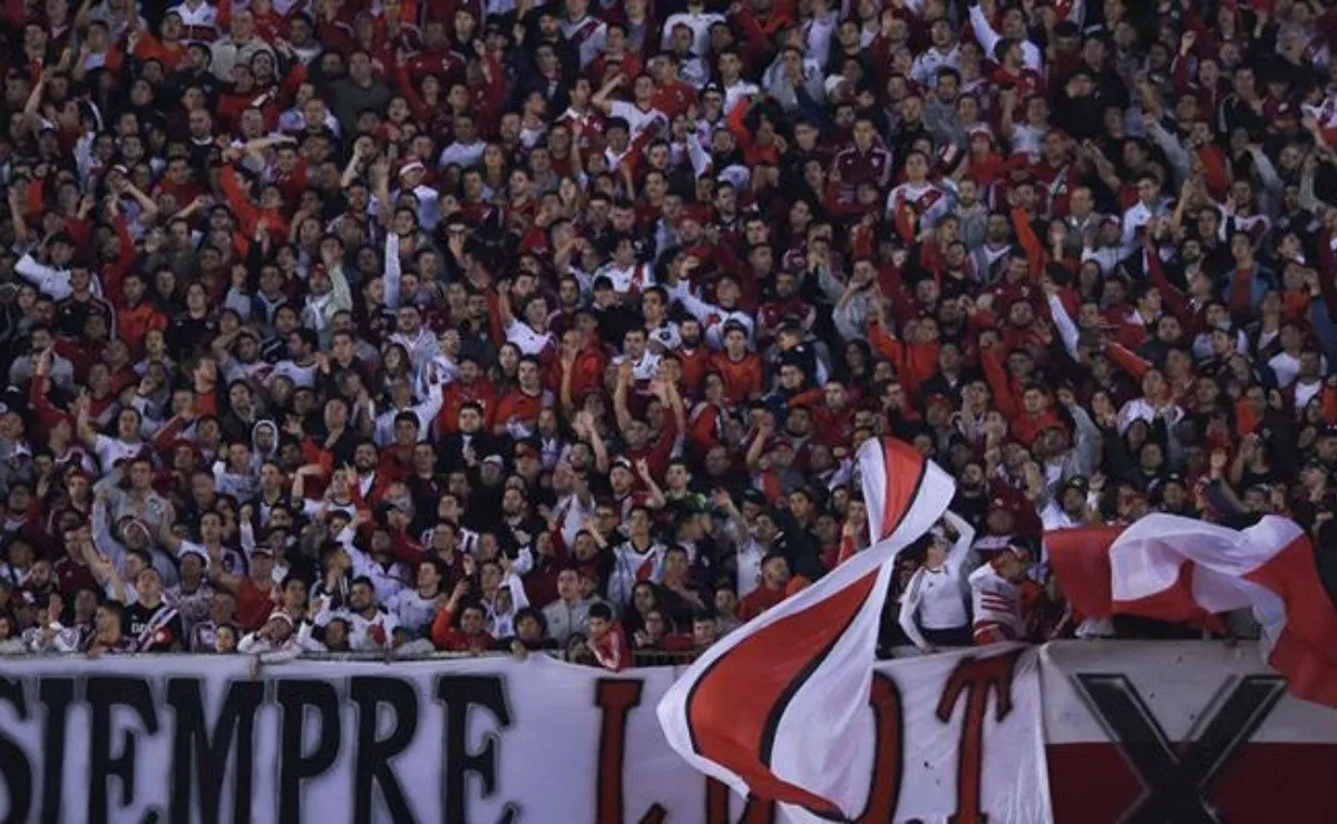 RIVER ES PASIÓN. Los hinchas coparon el Monumental y el equipo de Gallardo eliminó a Independiente.