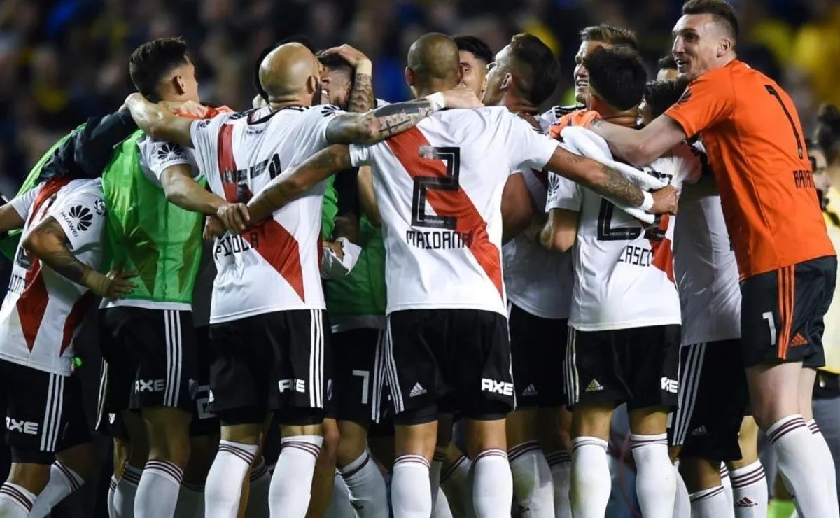 DESCONTROL. El equipo celebra en plena Bombonera. Una de las victorias pilares de este invicto histórico.