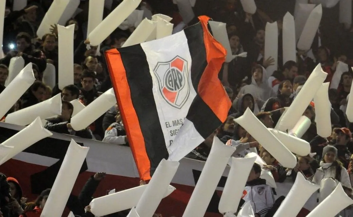 MIENTRAS VIVA TU BANDERA LA IZAREMOS CON HONOR. El Monumental se prepara para una nueva fiesta.