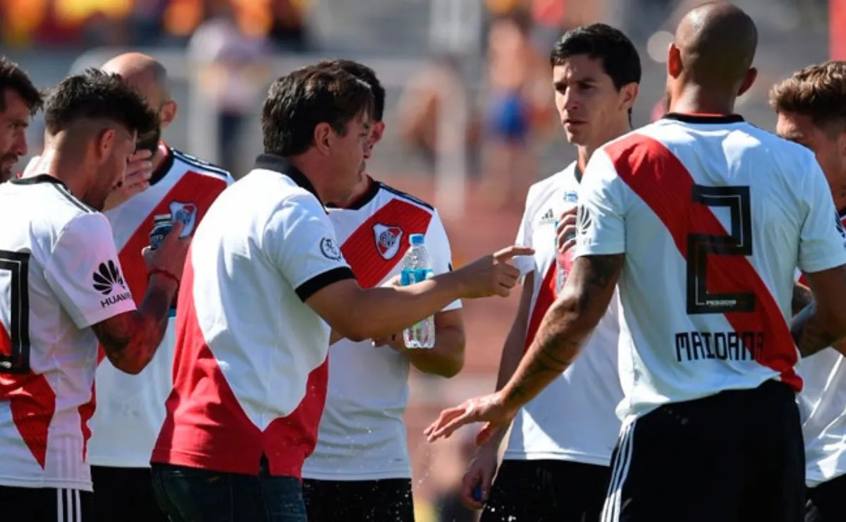 EN TODOS LOS DETALLES. Gallardo le da indicaciones a los jugadores durante el partido en Mendoza.