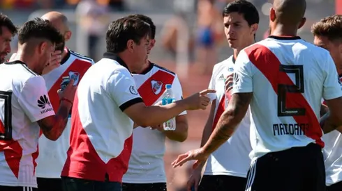 EN TODOS LOS DETALLES. Gallardo le da indicaciones a los jugadores durante el partido en Mendoza.