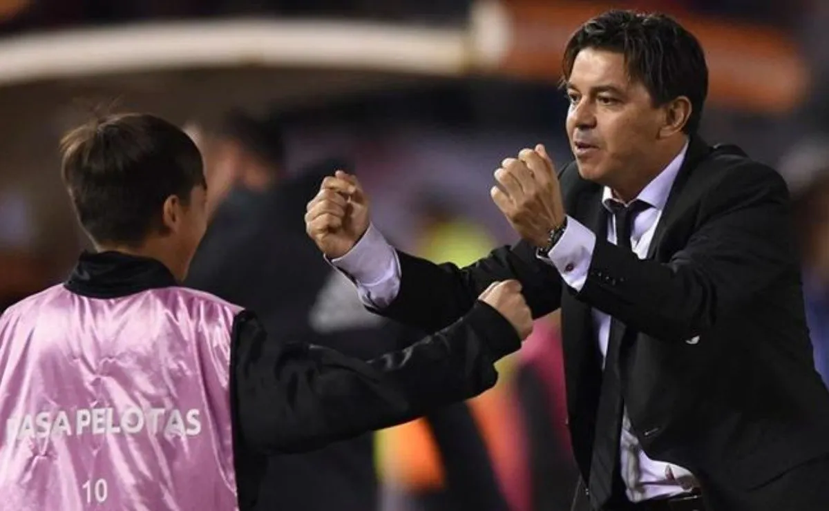 ABRAZO DE PADRE E HIJO. El Muñeco y su hijo Matías celebran uno de los goles de River en el Monumental.