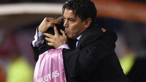 EMOCIÓN PURA. Gallardo y su hijo Matías celebrando el gol de Scocco ante Independiente.