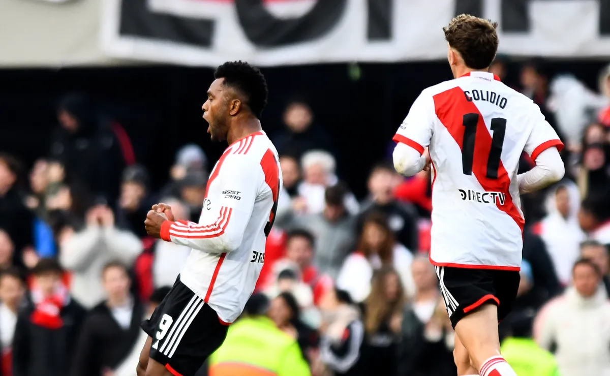 Borja y Colidio festejan un gol de River.