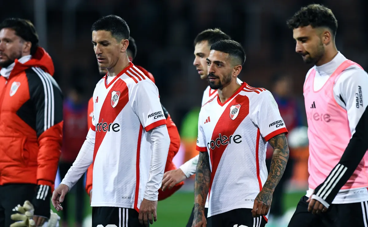Los jugadores de River se van al descanso.