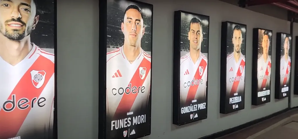 Las nuevas gigantografías de los jugadores en el anillo.