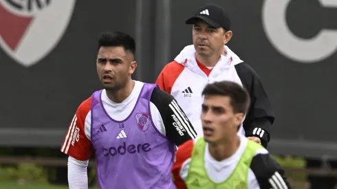 Gallardo trabaja con un grupo de jugadores.