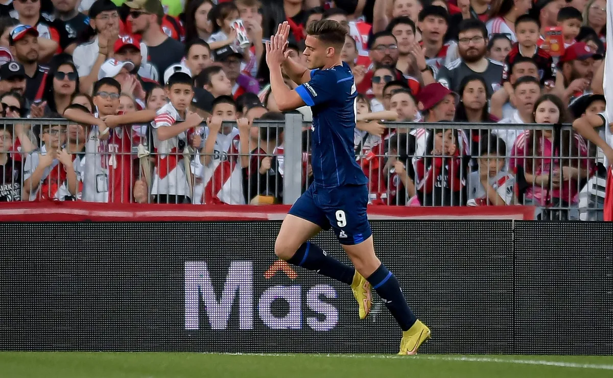 BUENOS AIRES, ARGENTINA - SEPTEMBER 29: Federico Girotti of Talleres celebrates after scoring the team´s first goal during a Liga Profesional 2024 match between River Plate and Talleres at Estadio Mas Monumental Antonio Vespucio Liberti on September 29, 2024 in Buenos Aires, Argentina. (Photo by Marcelo Endelli/Getty Images)