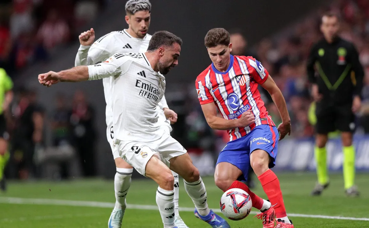 Julián Álvarez ante el Real Madrid.