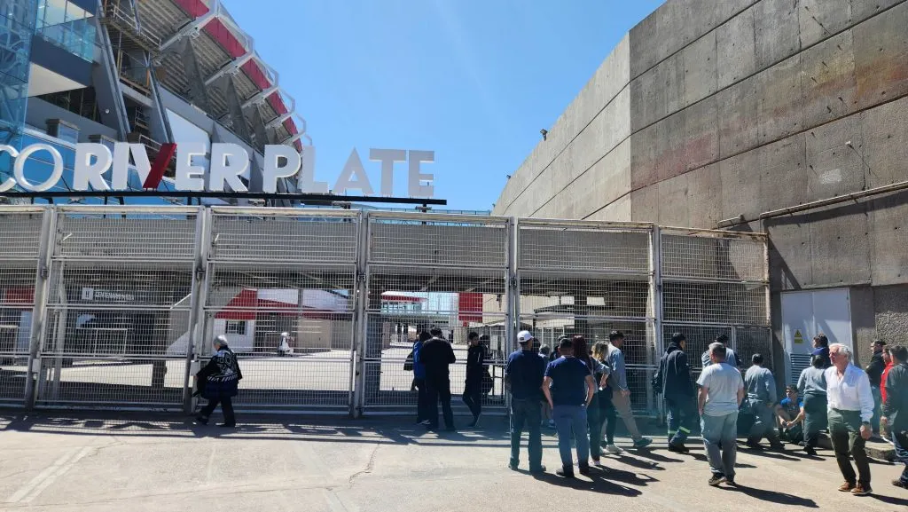 Amenaza de bomba en River. Alumnos, empleados y turistas debieron ser evacuados este viernes 27 de septiembre tras un llamado preocupante al Colegio del club (FOTO: Nadir Ghazal).