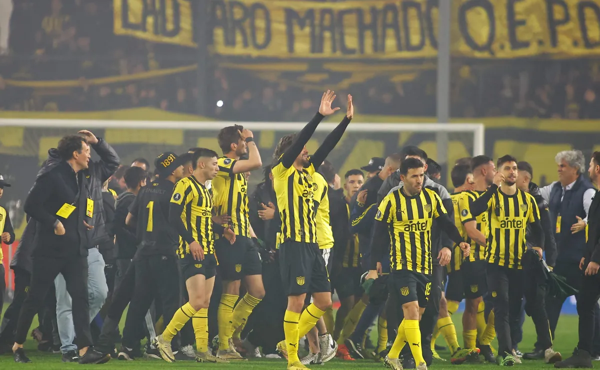 Peñarol dio el batacazo y eliminó a Flamengo en la Copa Libertadores.