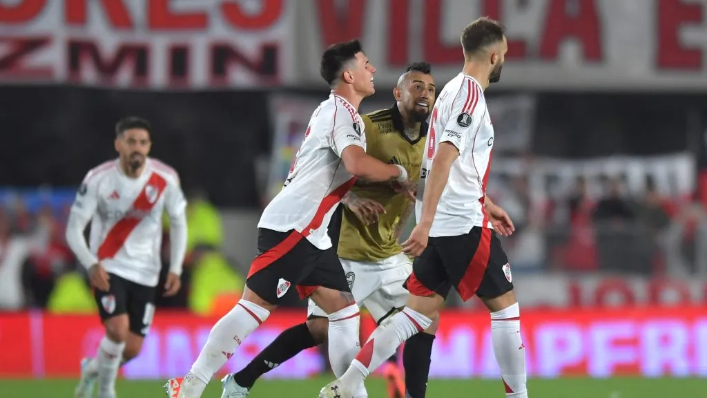 Arturo Vidal arremetió contra Pezzella.