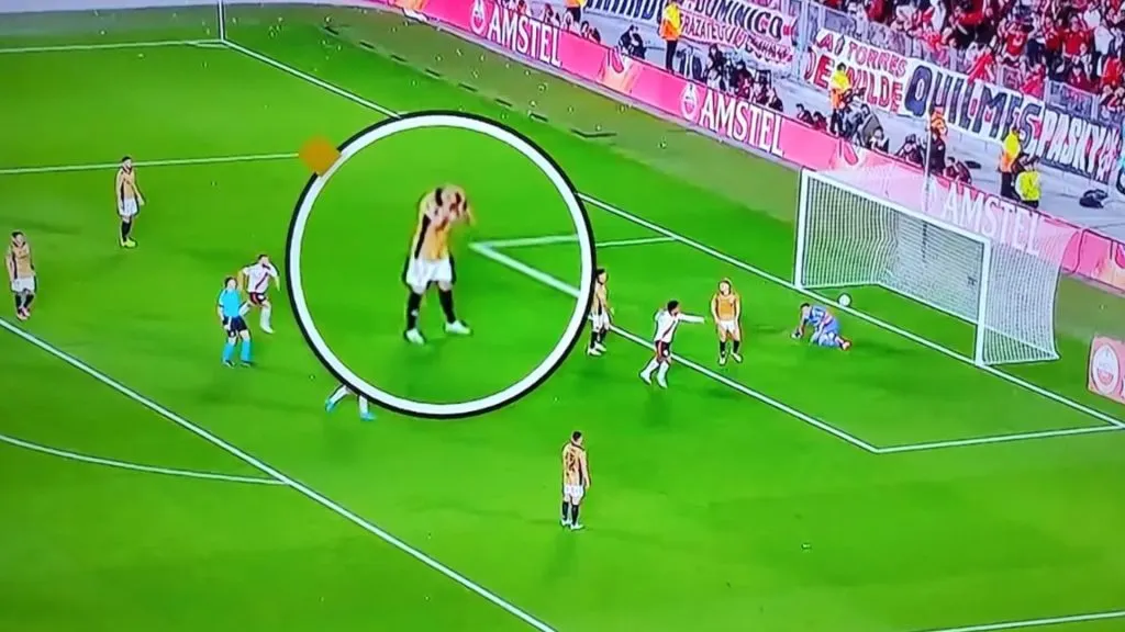 El gesto de Arturo Vidal tras el gol de Facundo Colidio gracias a su habilitación (FOTO: Captura TV).