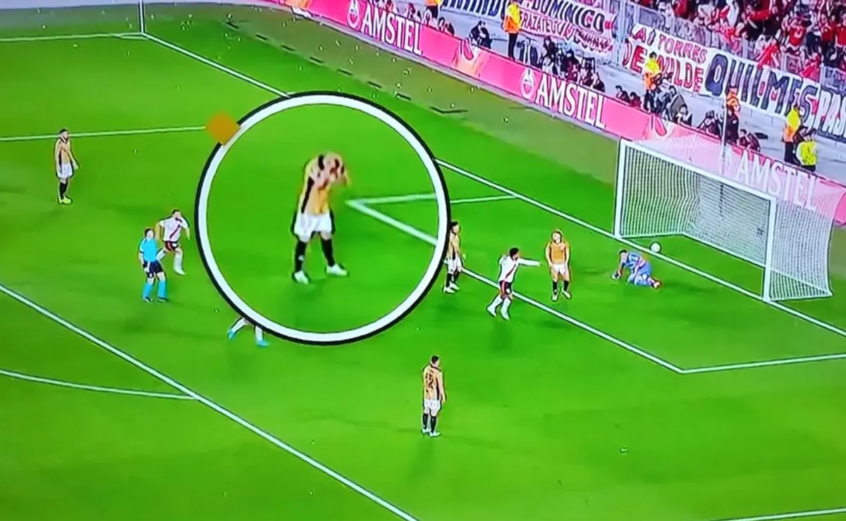 El gesto de Arturo Vidal tras el gol de Facundo Colidio gracias a su habilitación (FOTO: Captura TV ESPN).