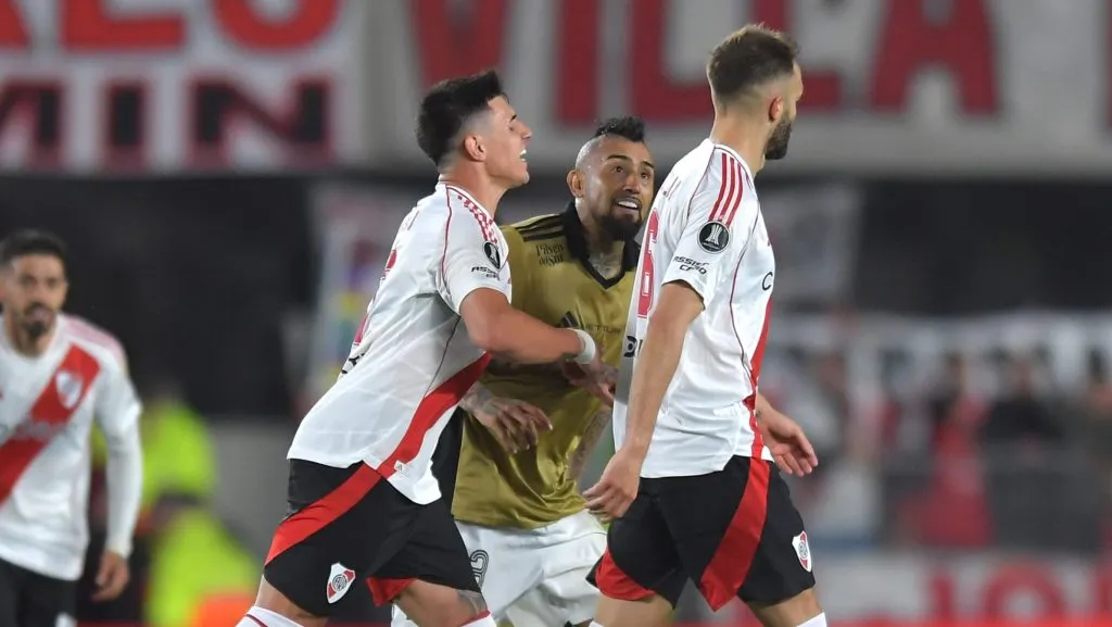 Arturo Vidal se peleó con todos durante el partido.