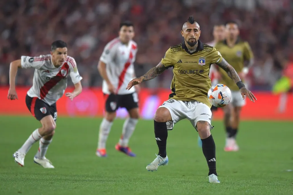 Vidal no pudo contra el mediocampo de River. (Getty)