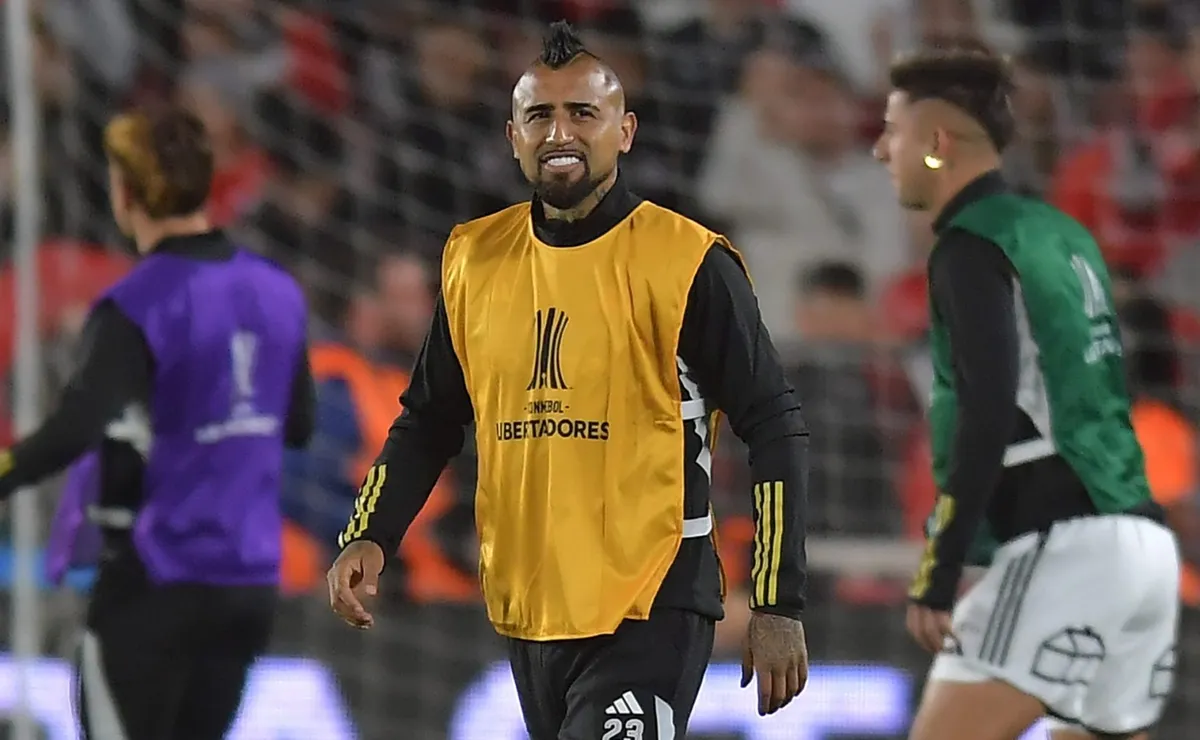 Arturo Vidal fue insultado por todo el Monumental.