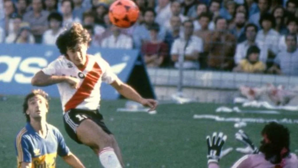 Cabezazo y primer gol de Beto Alonso en aquella jornada (El Gráfico)