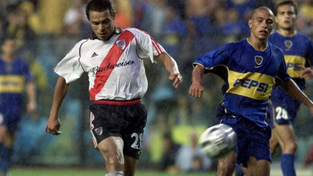 Rojas se prepara para convertir un golazo (River redes)