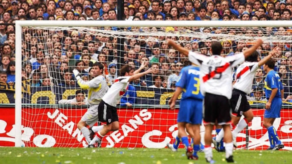 El gol de Cavenaghi, con Maxi López de figura (Historia de River)