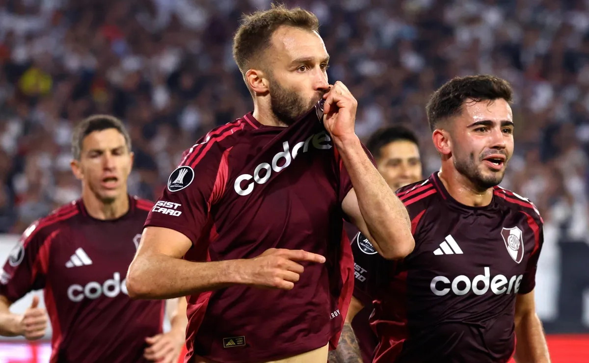 Germán Pezzella festeja su gol en Chile.
