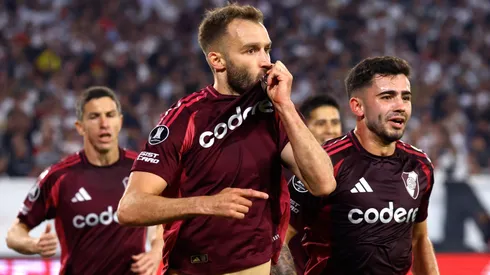 Germán Pezzella festeja su gol en Chile.