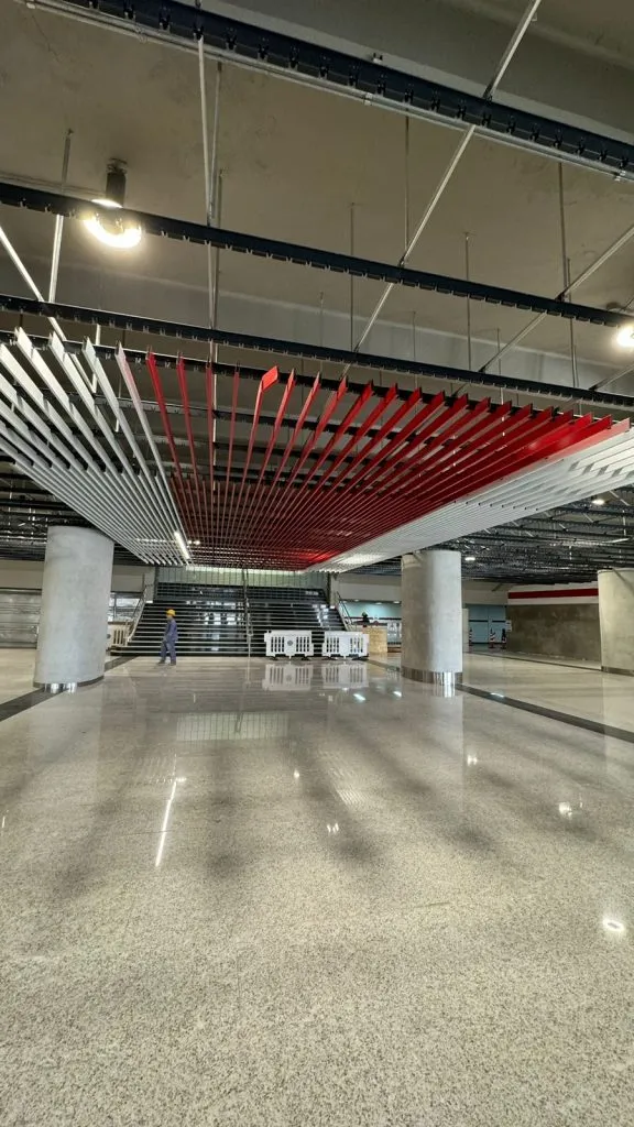 Así luce el nuevo cielorraso del hall.