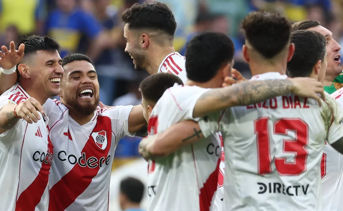 Los jugadores salieron a festejar con los hinchas tras el triunfo.