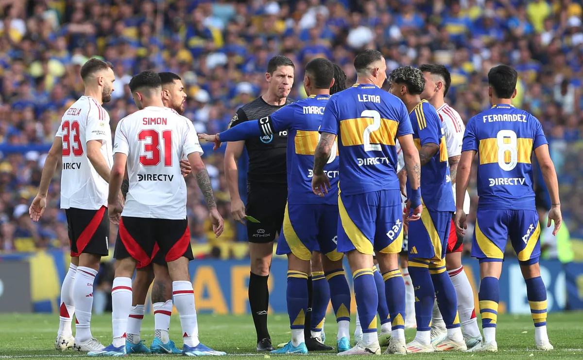 Quién puede ser el árbitro del Superclásico.