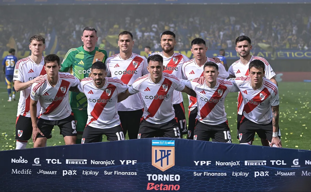 Los once titulares de River en la Bombonera.