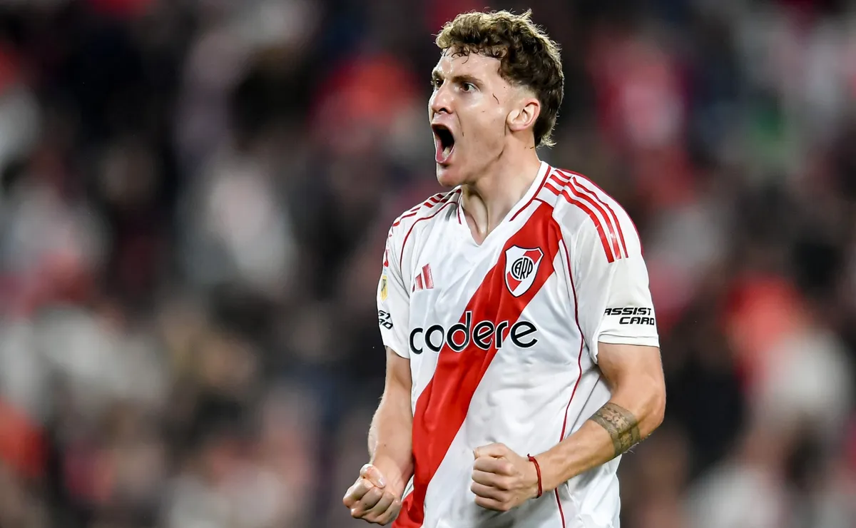 Colidio festeja un gol del Millonario.