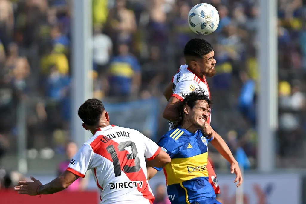 Paulo Díaz y Cavani en el último Superclásico. (Getty)