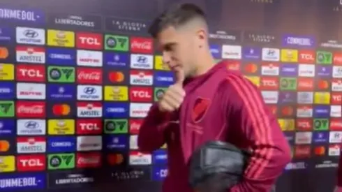 El gesto de Fabricio Bustos al ser consultado por el golpe que sufrió en la cabeza ante Colo Colo (FOTO: @FabianDeCesare).