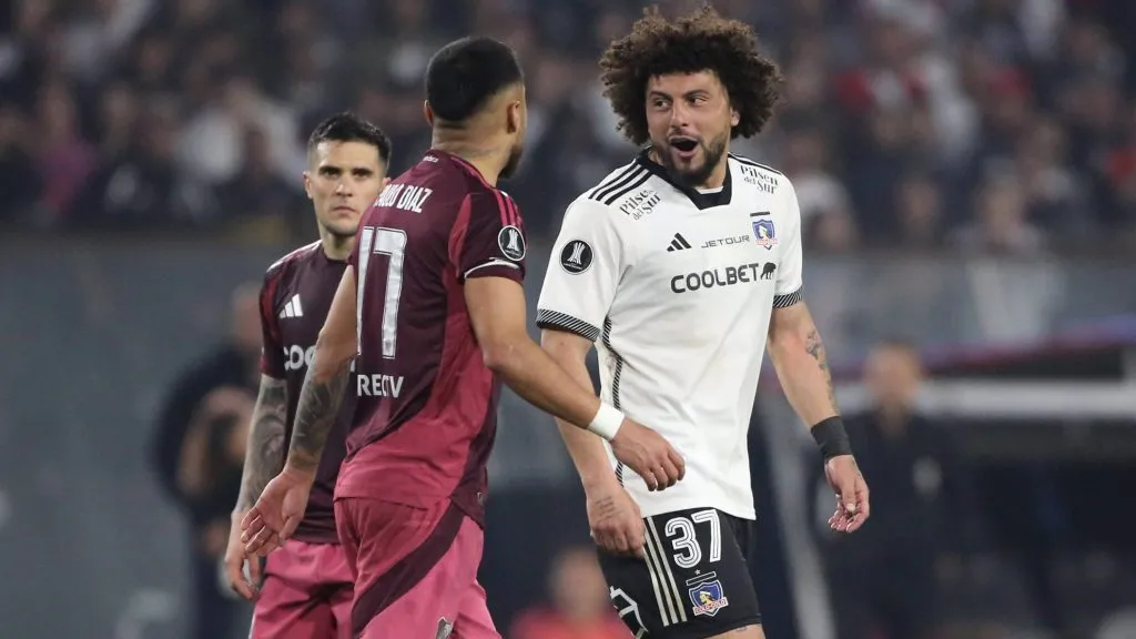 Paulo Díaz se peleó con Maxi Falcón y se fue expulsado. Foto: Imago.