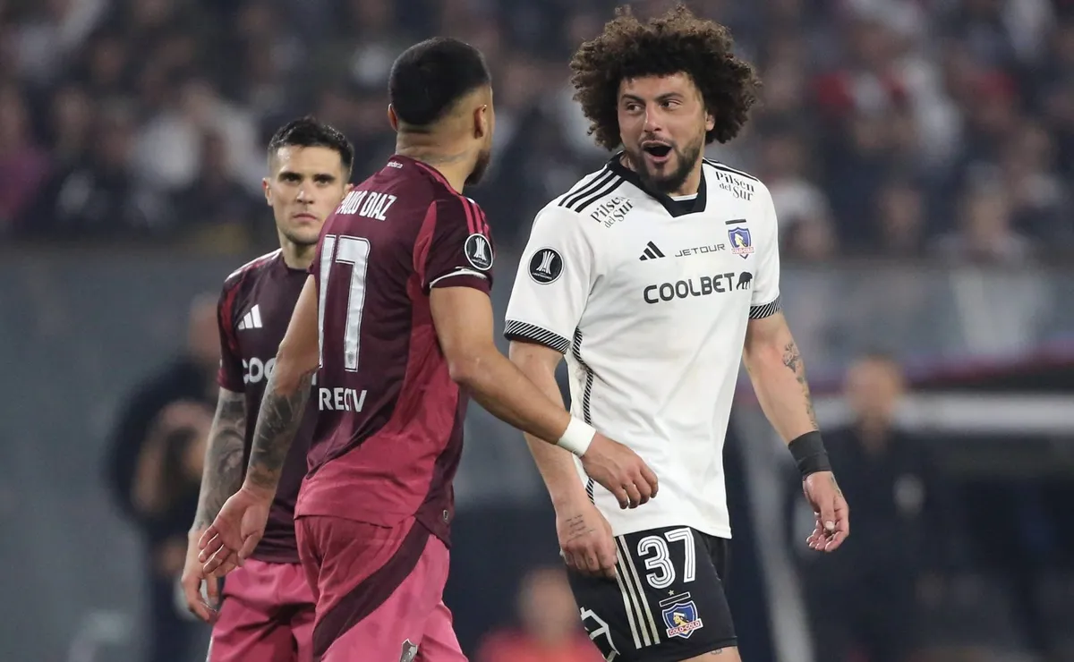 Paulo Díaz se peleó con Maxi Falcón y se fue expulsado. Foto: Imago.