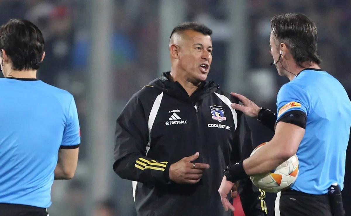 Jorge Almirón quejándose con Raphael Clauss post partido. (Foto: Imago).