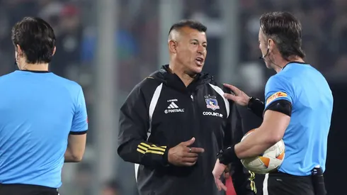 Jorge Almirón quejándose con Raphael Clauss post partido. (Foto: Imago).