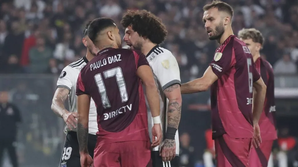 Paulo Díaz y Maximiliano Falcón se dijeron de todo. Foto: Imago.